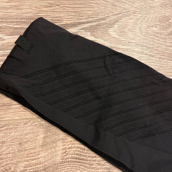 Lululemon Seamless black crop legging size 4 BRAND NEW - Picture 3 of 3